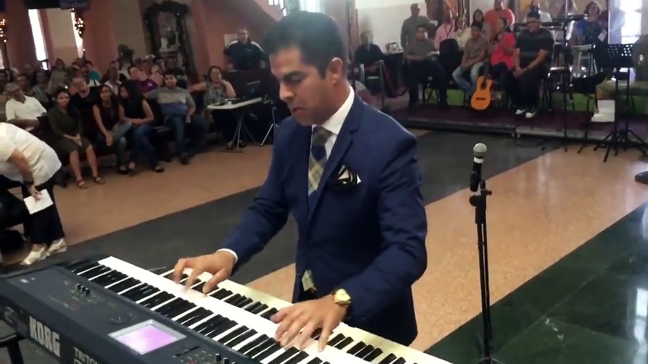 Le marié se met à jouer du synthé pour faire patienter les invités car la mariée est en retard
