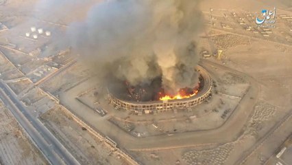 شاهد: طائرات داعش تقصف مخزن ذخائر لقوات النظام  السوري غرب دير الزور