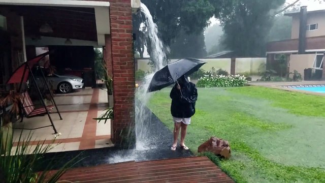 La foudre tombe à côté d'un enfant (Argentine)