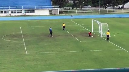 Un gardien de but célèbre la victoire un peu trop tôt