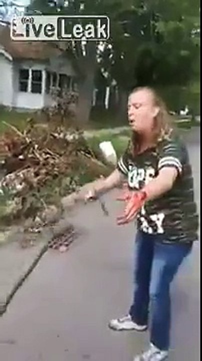 Women's Pitbull protects her from an attacking dog
