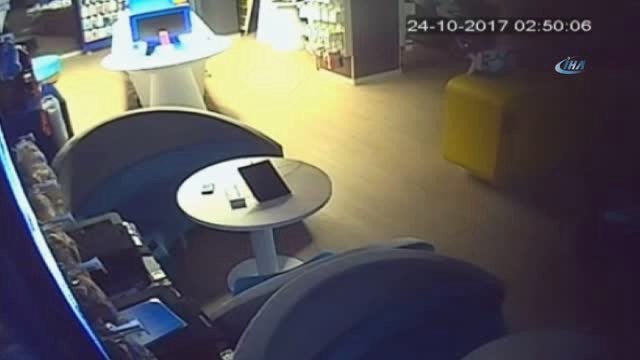 17 Yaşındaki Zanlı Kaldırım Taşıyla Kırdığı Camdan İçeri Girip Böyle Hırsızlık Yaptı