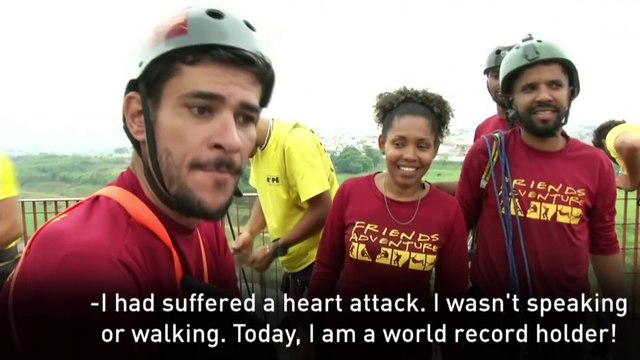 245 personnes sautent ensemble du haut d'un pont