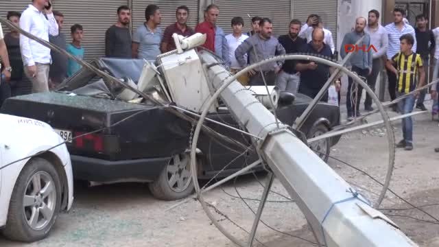 Şırnak Silopi'de Kamyonet Mobese Direğini Devirdi