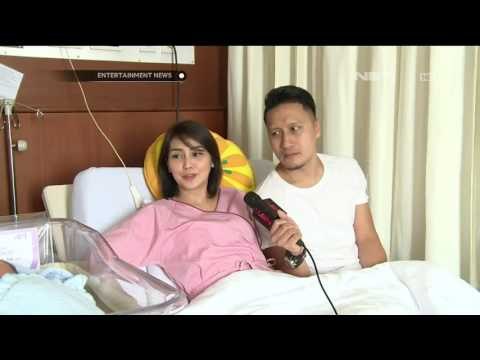 Kelahiran Anak Ketiga Arie Untung dan Fenita Arie