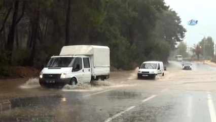 Manavgat'ta Yağmur Sonrası İş Yerlerini Su Bastı, Bazı Yollar Trafiğe Kapandı
