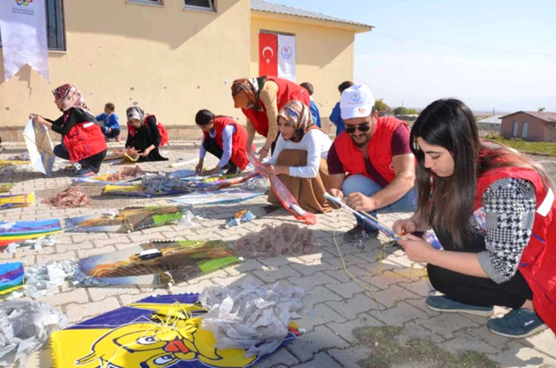Köy Okulu Öğrencileri İçin Uçurtma Şenliği