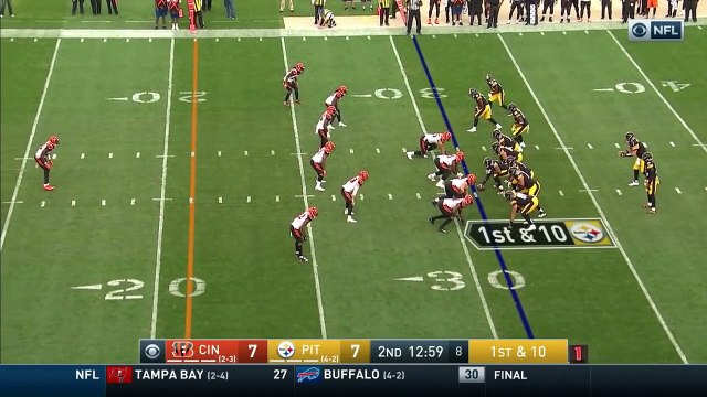 Un joueur de foot US célèbre son touchdown en jouant à cache