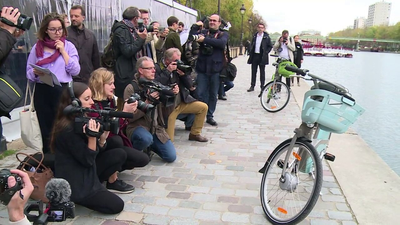 Vert ou bleu, le nouveau Vélib' présenté au public de Paris