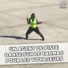Un agent de piste d'aéroport fait le buzz en dansant sur le tarmac
