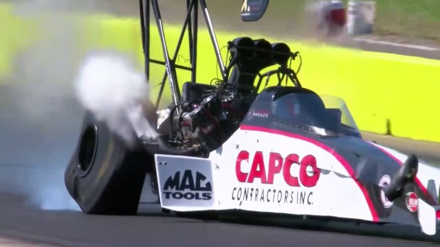 Ce dragster part en miette en pleine course... Dingue