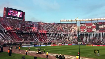 River Plate's fans welcoming the team against Lanús