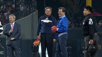 문재인 대통령, 광주 챔피언스필드 마운드에 서다 / YTN