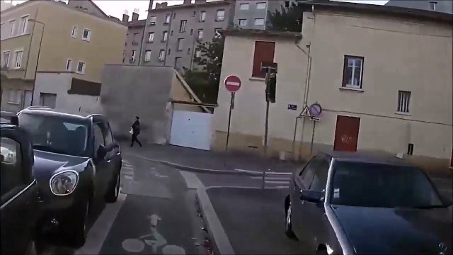 Une camionnette renverse volontairement un vélo