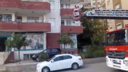 Alkollü Oğlu Tarafından Eve Kilitlenen Kadını İtfaiye Kurtardı