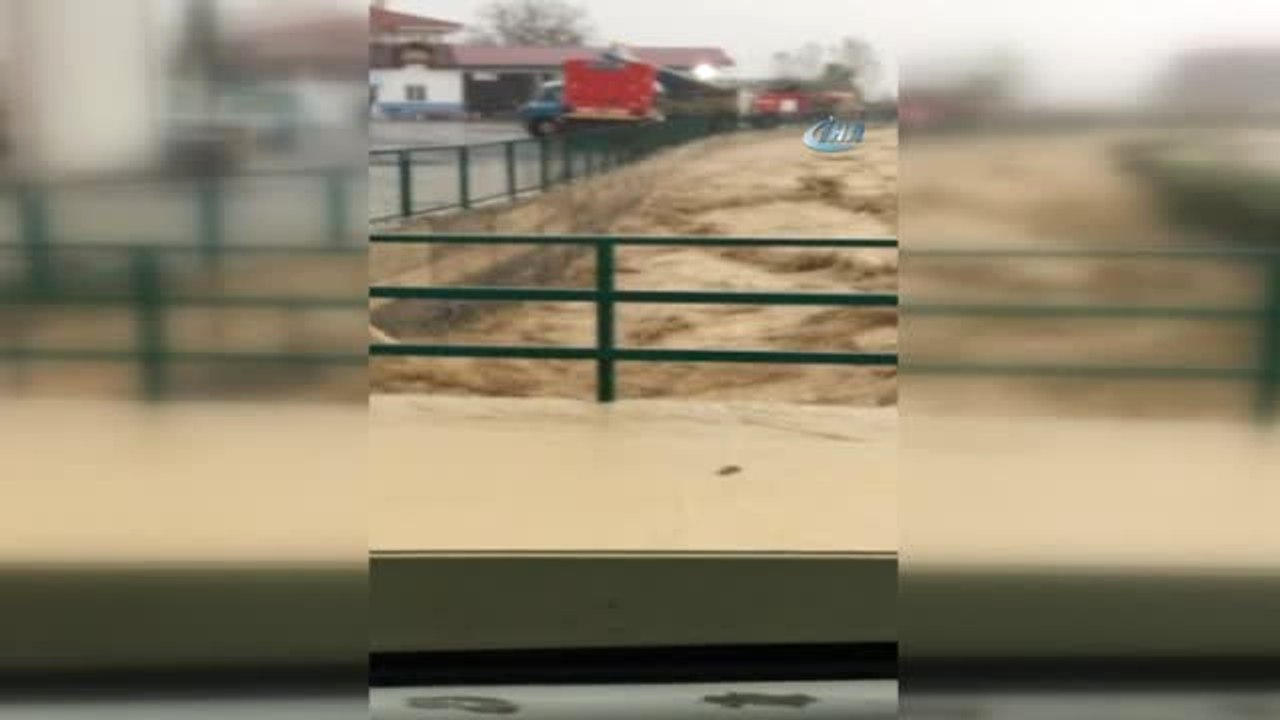 Dere Taştı Yollar Sular Altında Kaldı