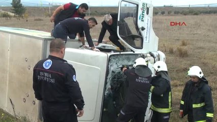Bursa Devrilen Kamyonette Sıkışan Sürücü Cam Kırılarak Kurtarıldı