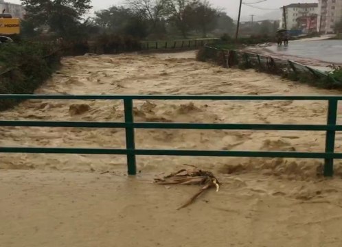 Sağanak Yağış Dereleri Taşırdı