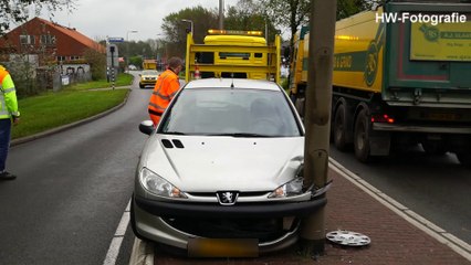 Auto botst tegen lichtmast op N331 bij Hasselt