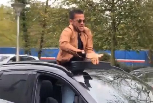 Quand Dani Alves fait le show… à travers le toit d’une voiture