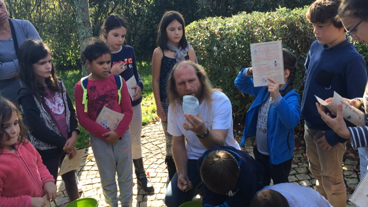 L’archéologue Yann Kergoët donne ses consignes