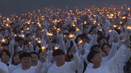 천7백 개 막대 불꽃...세계 기록 넘었다 / YTN