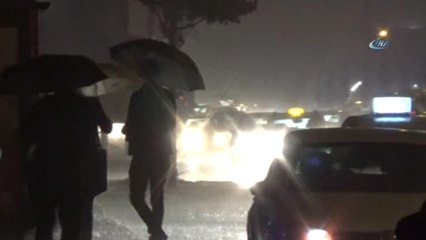 Evlerine Dönen Bursalılar Yağmura Yakalandı