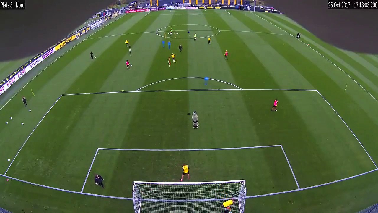 Raphaël Guerreiro s'amuse avec une volée impossible à l'entraînement du Borussia Dortmund