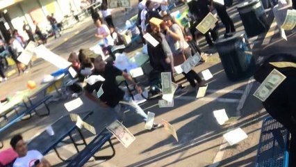 Il balance 2000$ dans une cour d'école (Los Angeles)