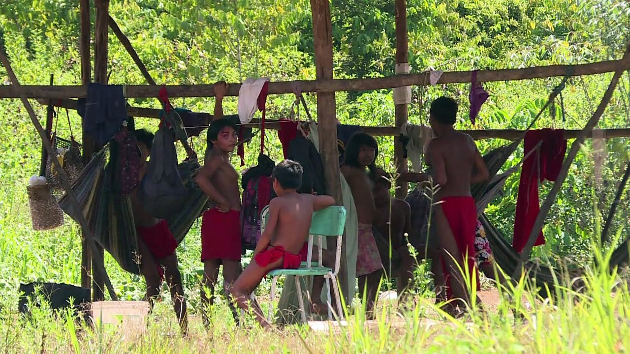 Una tribu afila sus flechas contra invasores de la Amazonia