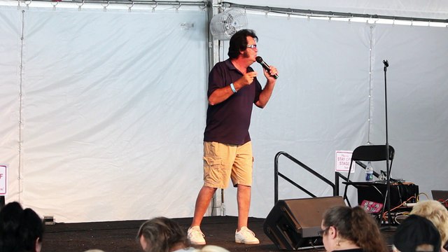 Robert Keefer sings 'Don't Be Cruel' Elvis Week 2017