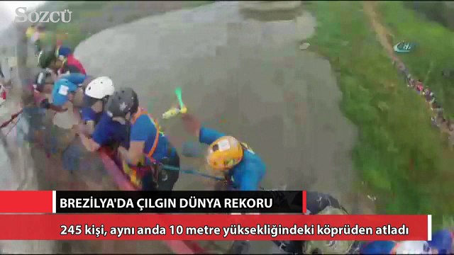 245 kişi aynı anda köprüden atladı