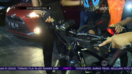 Kegiatan Nadine Chandrawinata Bersepeda di Malam Hari
