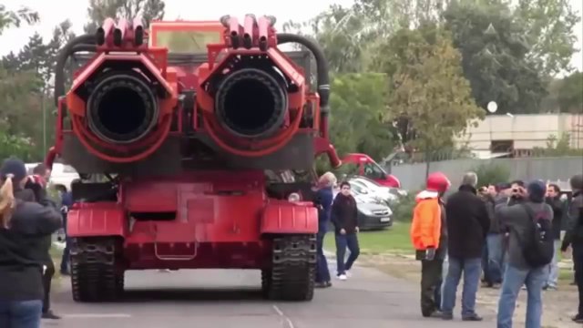 Voici le camion de pompier le plus puissant du monde : ancien tank de l'armée