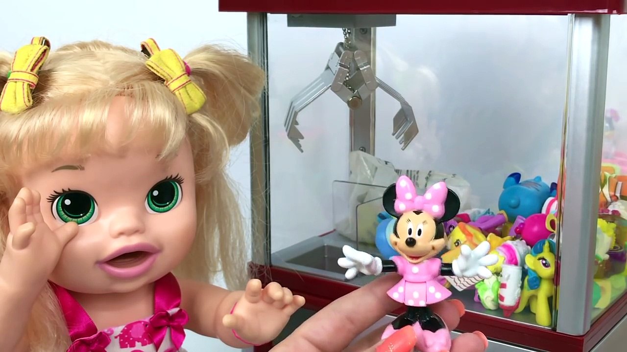 BABY ALIVE LILI E SARINHA NA MAQUINA DE GARRA EM PORTUGUES MAQUINA DE PEGAR BICHINHOS DE PELUCIA