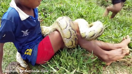 Ooops! Brave Sister And Brother Catch Big Python While Fishing With Net