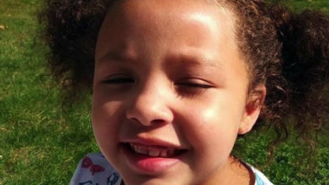 Une mère porte plainte contre l'école de sa fille métisse qui lui a rasé la tête pour que ses cheveux repoussent plus li