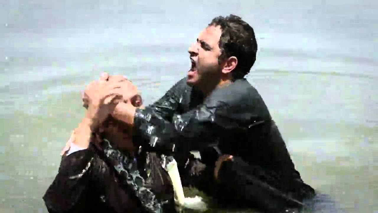 أخت تريز - مشهد لـ "رمضان" وهو يحاول الشجار مع أحد المسيحيين وغرقه فى الترعة