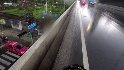 Un motard sauve la vie d’un chaton en plein milieu de la route !