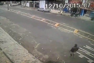 Carretinha atropela homem, só que não kkk