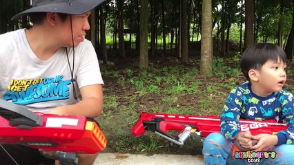 LION AMBUSH in the jungle! Skyheart and Daddy lion attack in forest nerf war kids-HEaphe495SI