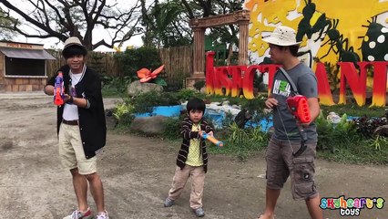 Toddler hunts for GIANT INSECTS - Ant, Bee, Scorpion, Cockroach, Spider, Playtime Kids toys-54UX0YoYzuo