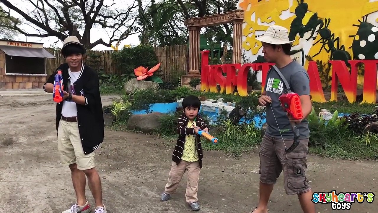 Toddler hunts for GIANT INSECTS - Ant, Bee, Scorpion, Cockroach, Spider, Playtime Kids toys-54UX0YoYzuo