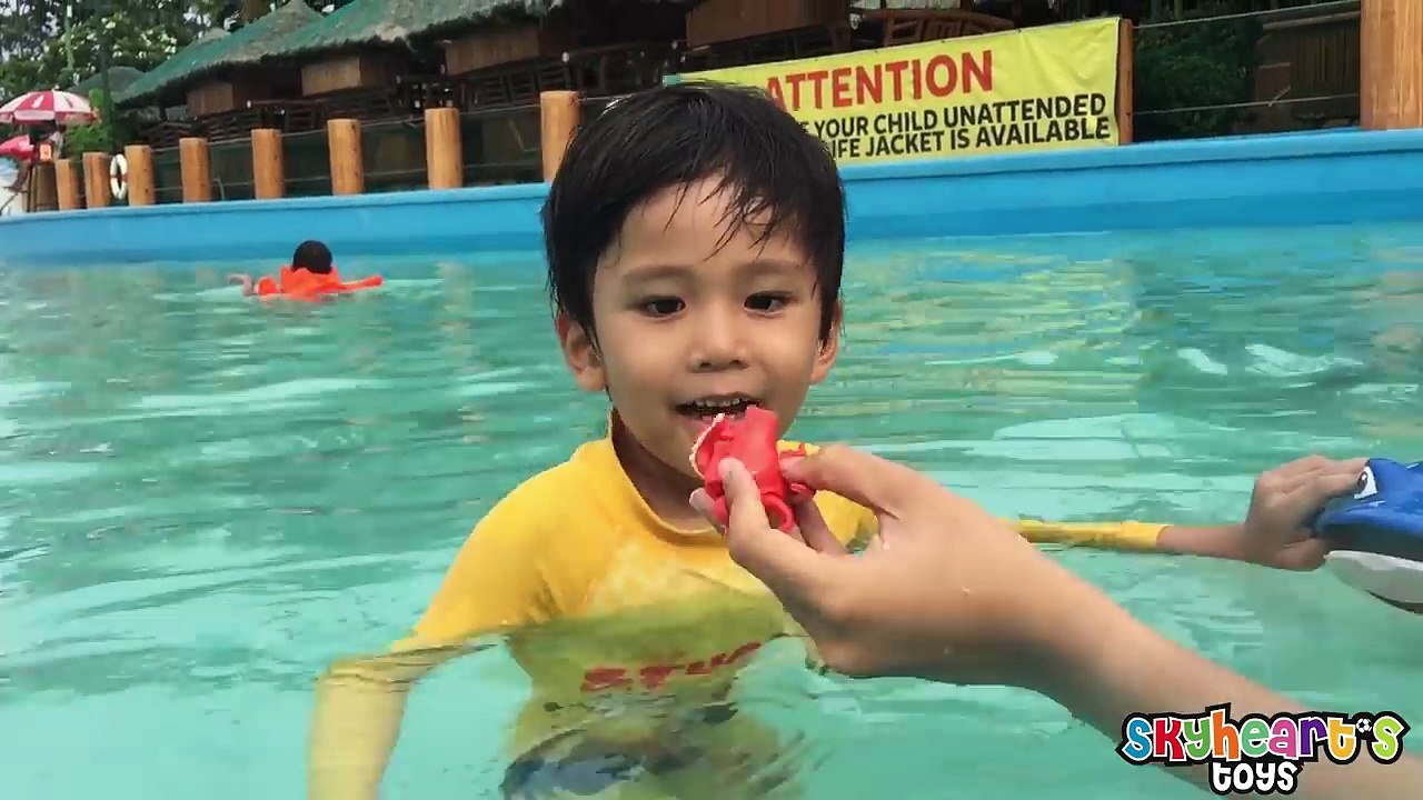 Swimming GIANT MR RAY with Finding Dory Swigglefish - Nemo, Marlin, Hank, Bailey Water Toys-R5pwNDHQTv4