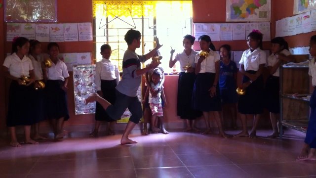 Amazing ! smart kids dance khmer tradition music very nice