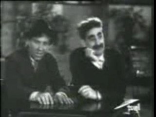 Groucho Marx "Polillas zurdas comiendo cuadros"