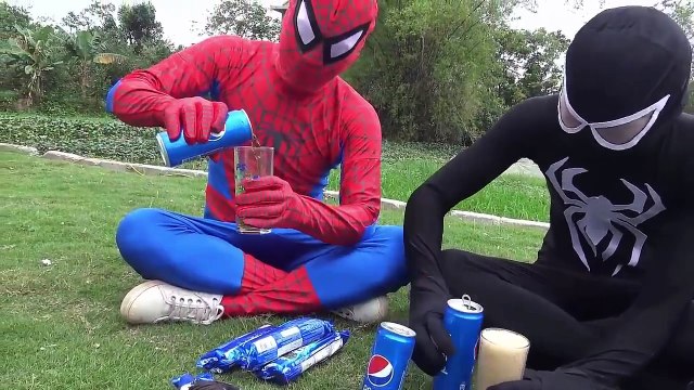 Aprendendo Cores de Batom Maquiagem Homem Aranha Preto Elsa congelada com Anna Princesa Disney
