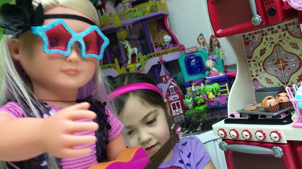 OG DOLL LAYLA & OG KITCHEN PLAYSET + AWESOME SURPRISE TOYS Kinder Surprise Egg Opening Toys Review