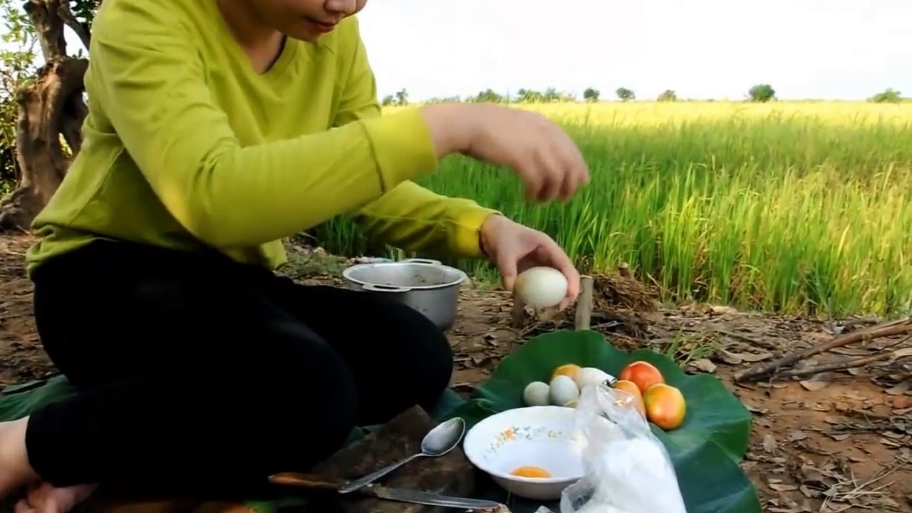 Beautiful Girl Cooking Eggs with Tomatoes - How to cook eggsin Cambodia