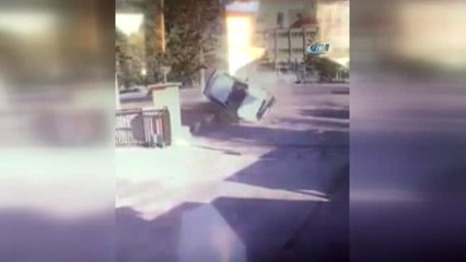 Kontrolden Çıkan Otomobil Kaldırıma Böyle Devrildi